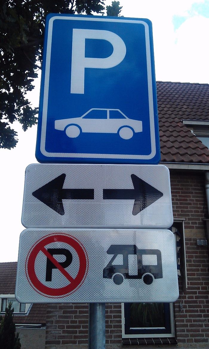 In principe mag je overal parkeren als de plaatsen groot genoeg zijn, uitzonderlijk als je dit bord tegenkomt.